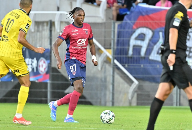 开云APP-天空：雅凯倾向于加盟切尔西，俱乐部间的谈判正在继续